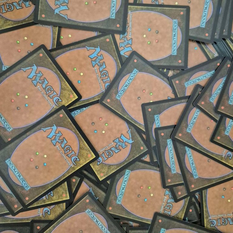 MTG Ankauf Ein Stapel Magic: The Gathering Karten mit braunen und schwarzen Rückseiten.
